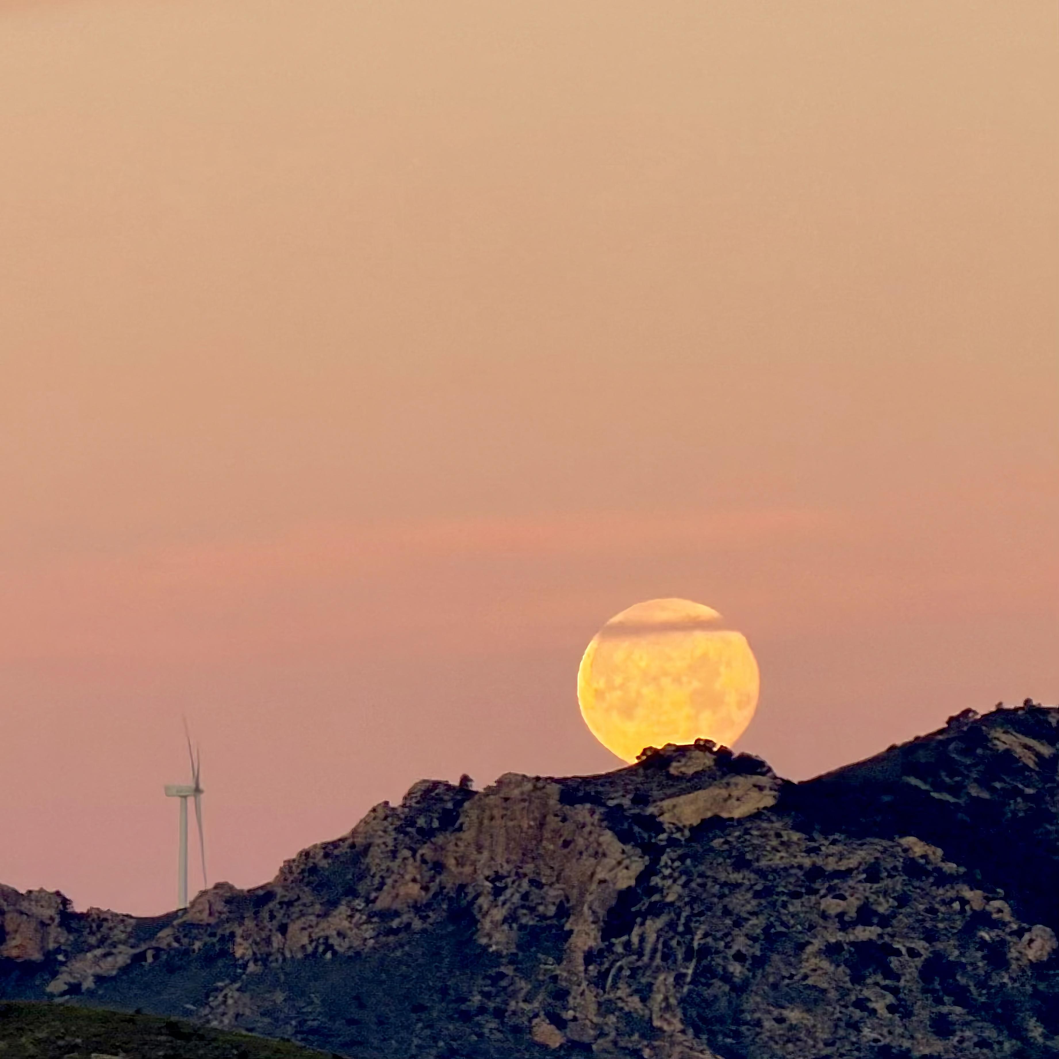 Moon setting in La Alquería